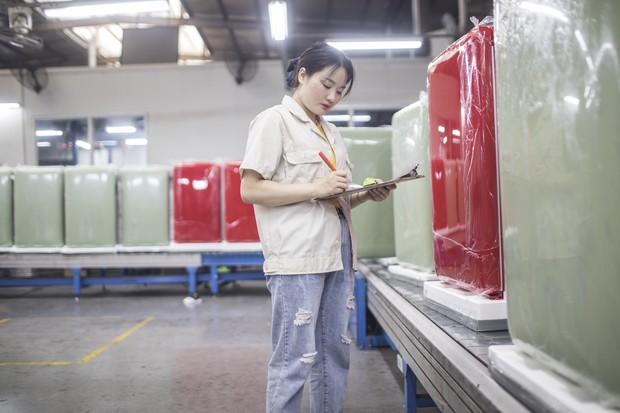 女工生产化妆品冰箱 每月花上千打扮自己