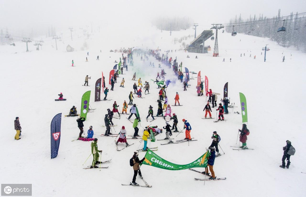 2019年4月6日俄罗斯雪列格什滑雪场举行化装舞会