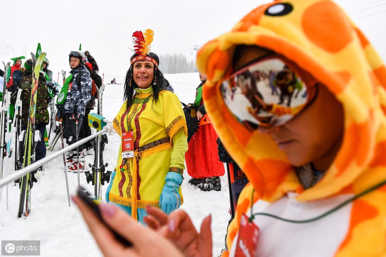 2019年4月6日俄罗斯雪列格什滑雪场举行化装舞会