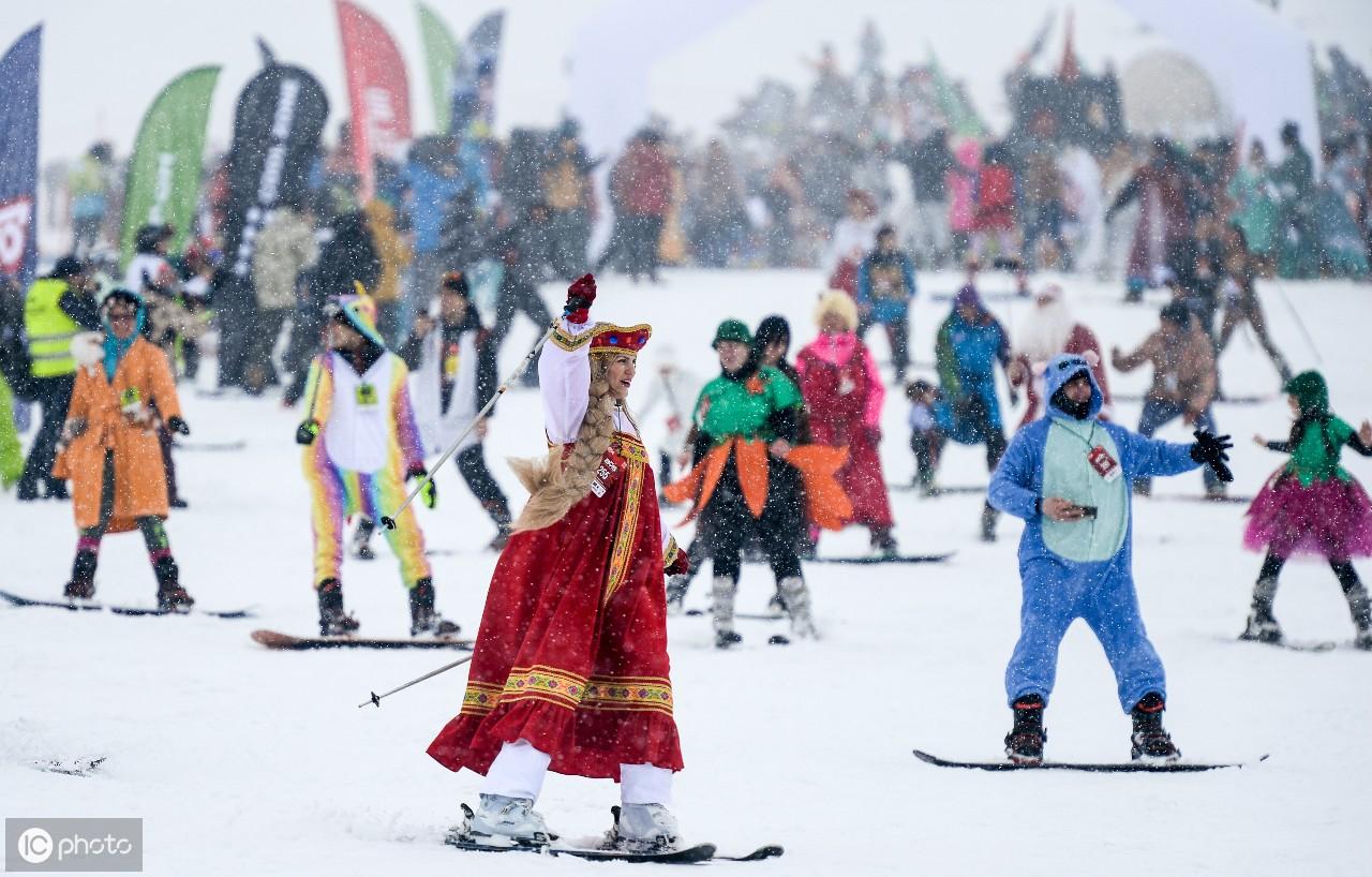 2019年4月6日俄罗斯雪列格什滑雪场举行化装舞会